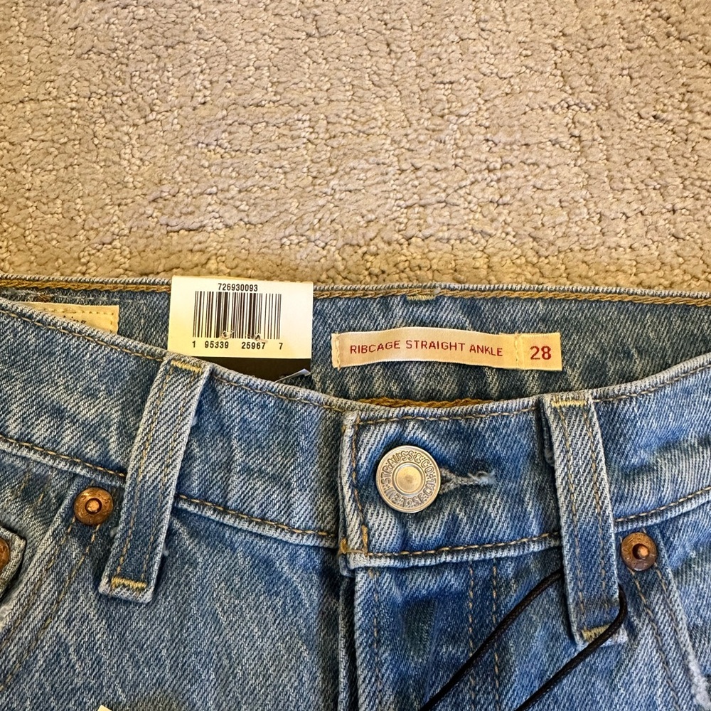 Levi Ribcage Crop Jeans - Picture 3 of 6